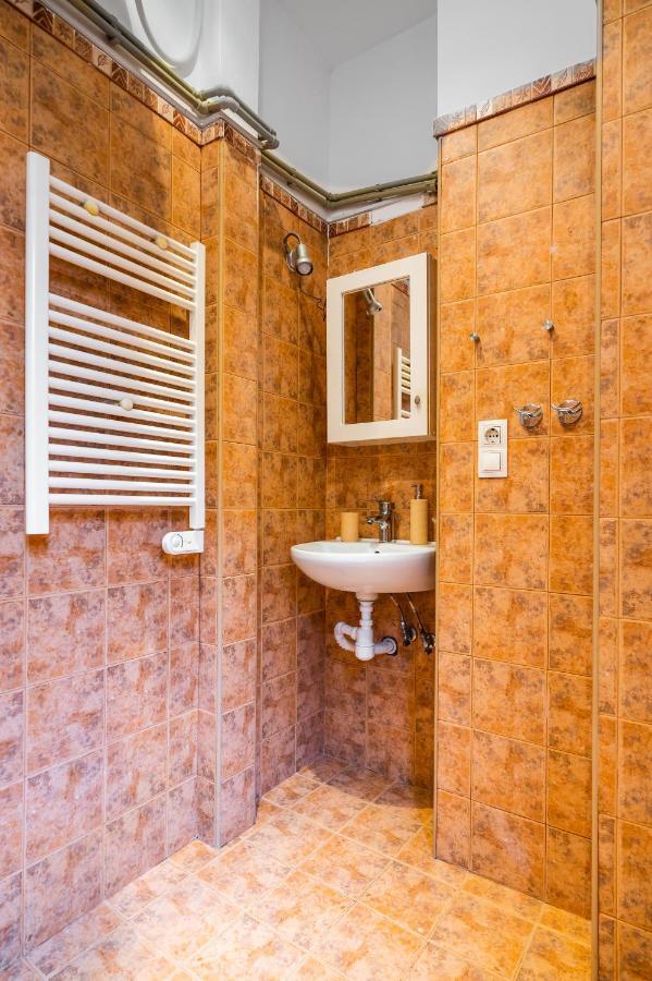 Sofia'S Vintage Gem: Spacious 2Bd Flat On Solunska Exterior photo